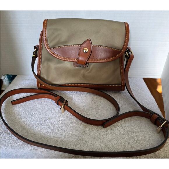 Dooney & Bourke Wayfarer Flap Crossbody Taupe NWT Registration - Picture 1 of 7